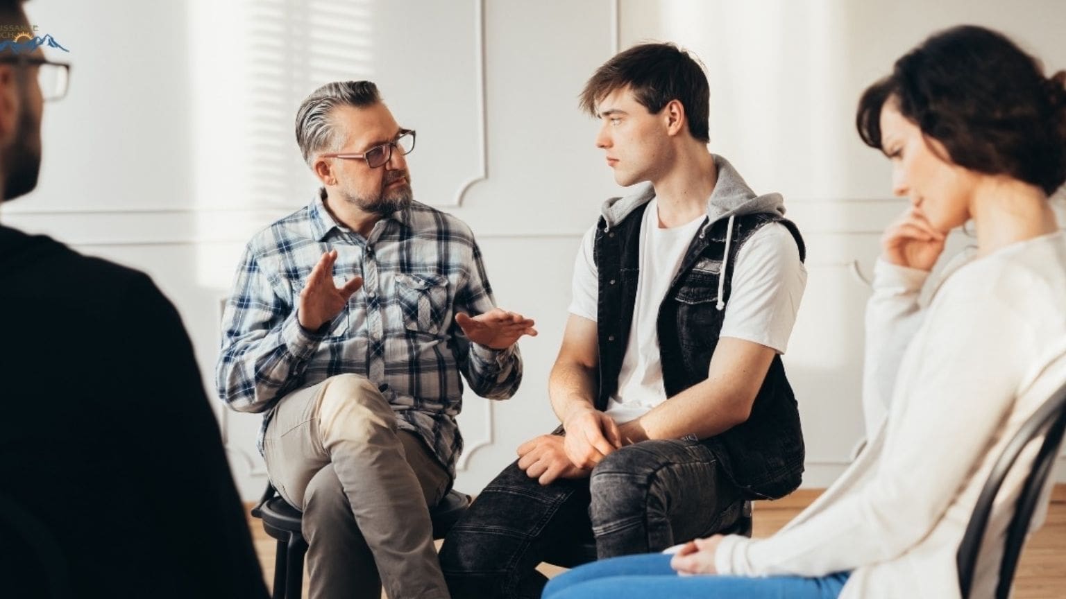 Hombre recibiendo una terapia gestal en grupo de 4 personas en España