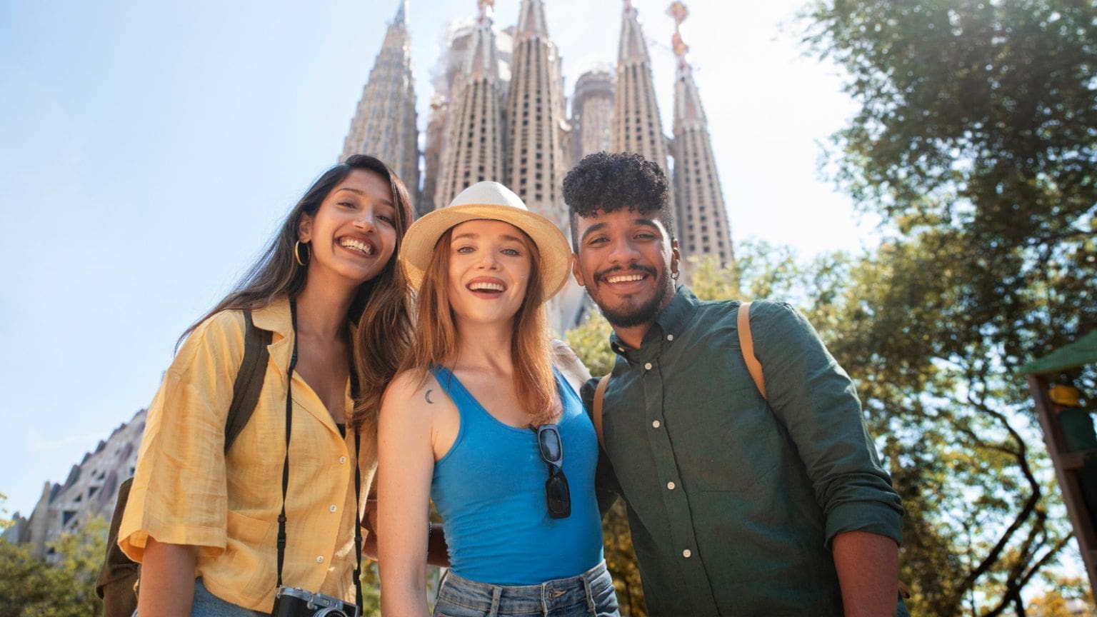 amigos divirtiéndose mientras viajan en España