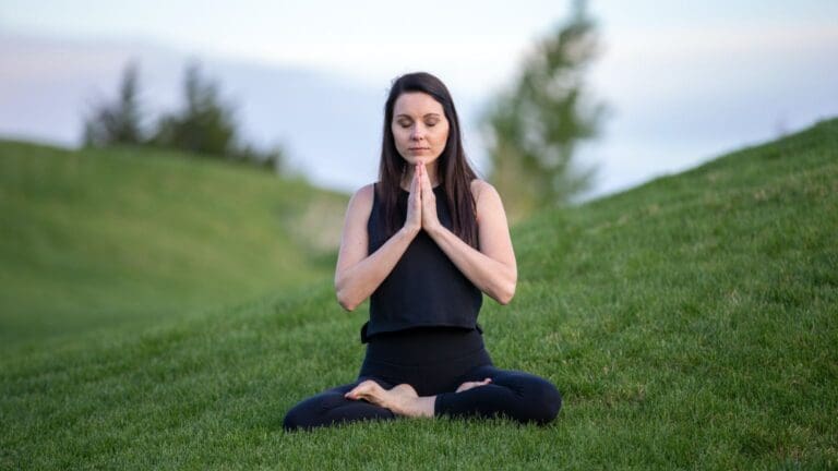 Mujer realizando prácticas de respiración consciente en surrender to the breath.