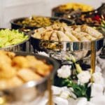 Mesa surtidas de alimentos de un evento empresarial. Servicio de Catering en España.