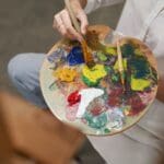 Mujer con paleta de pinturas de óleo en clases de arteterapia en España