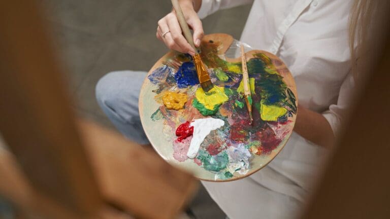 Mujer con paleta de pinturas de óleo en clases de arteterapia en España