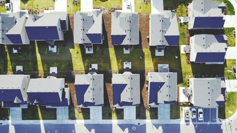 Foto en cénital. Conjunto de viviendas prefabricadas en España, vistas desde arriba.