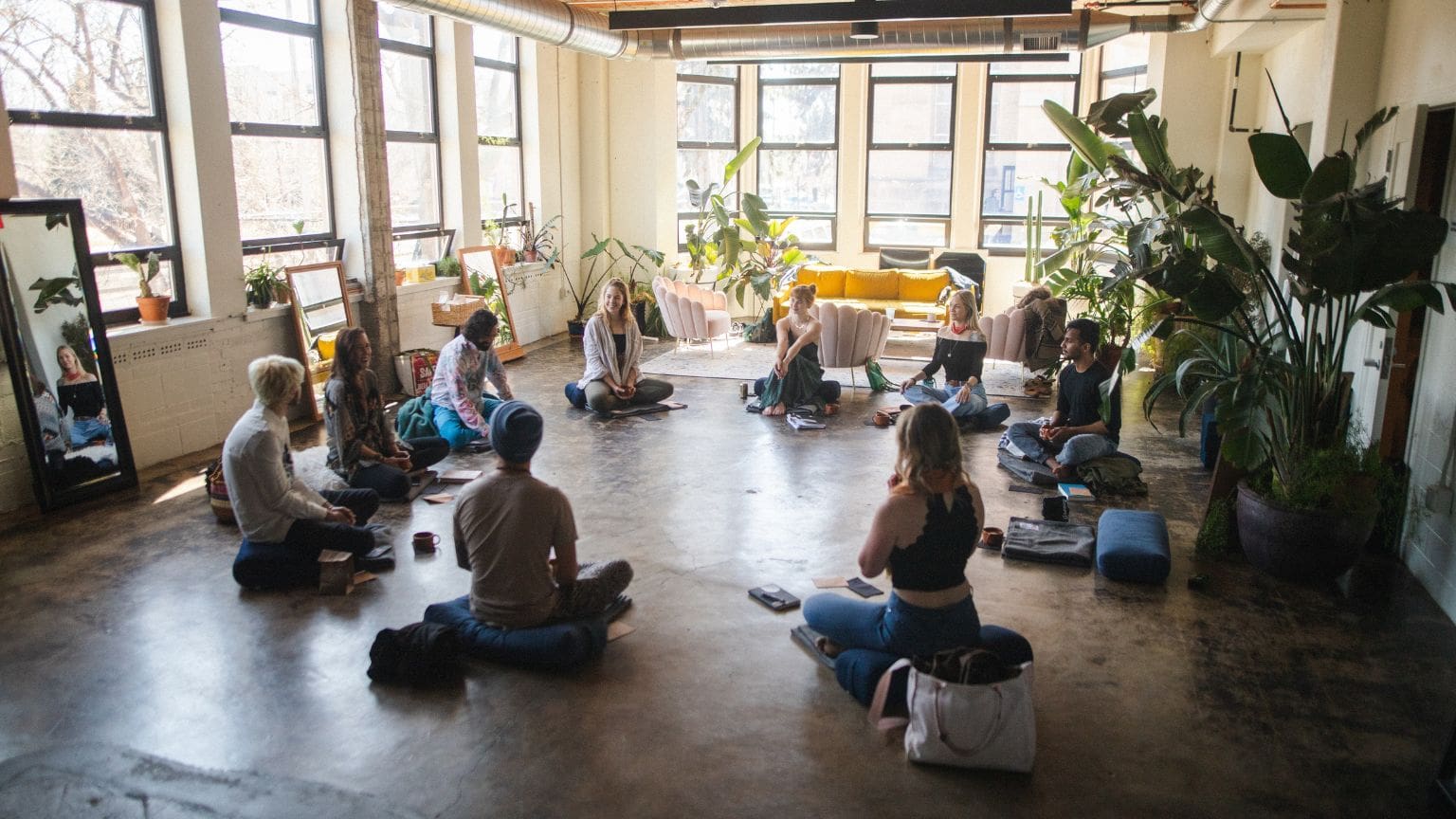 Grupo de personas practicando yoga y mindfulness en un retiro en España