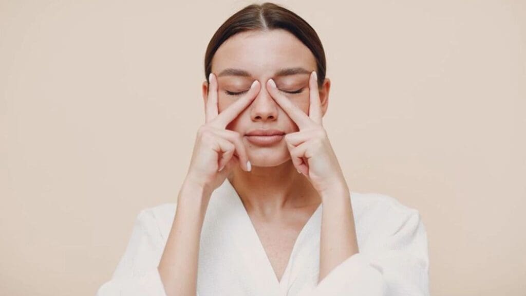 Mujer en bata blanca, haciendo yoga lyengar y facial en España