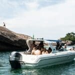 Grupo de turistas paseando en barco por la bahía de Cádiz España