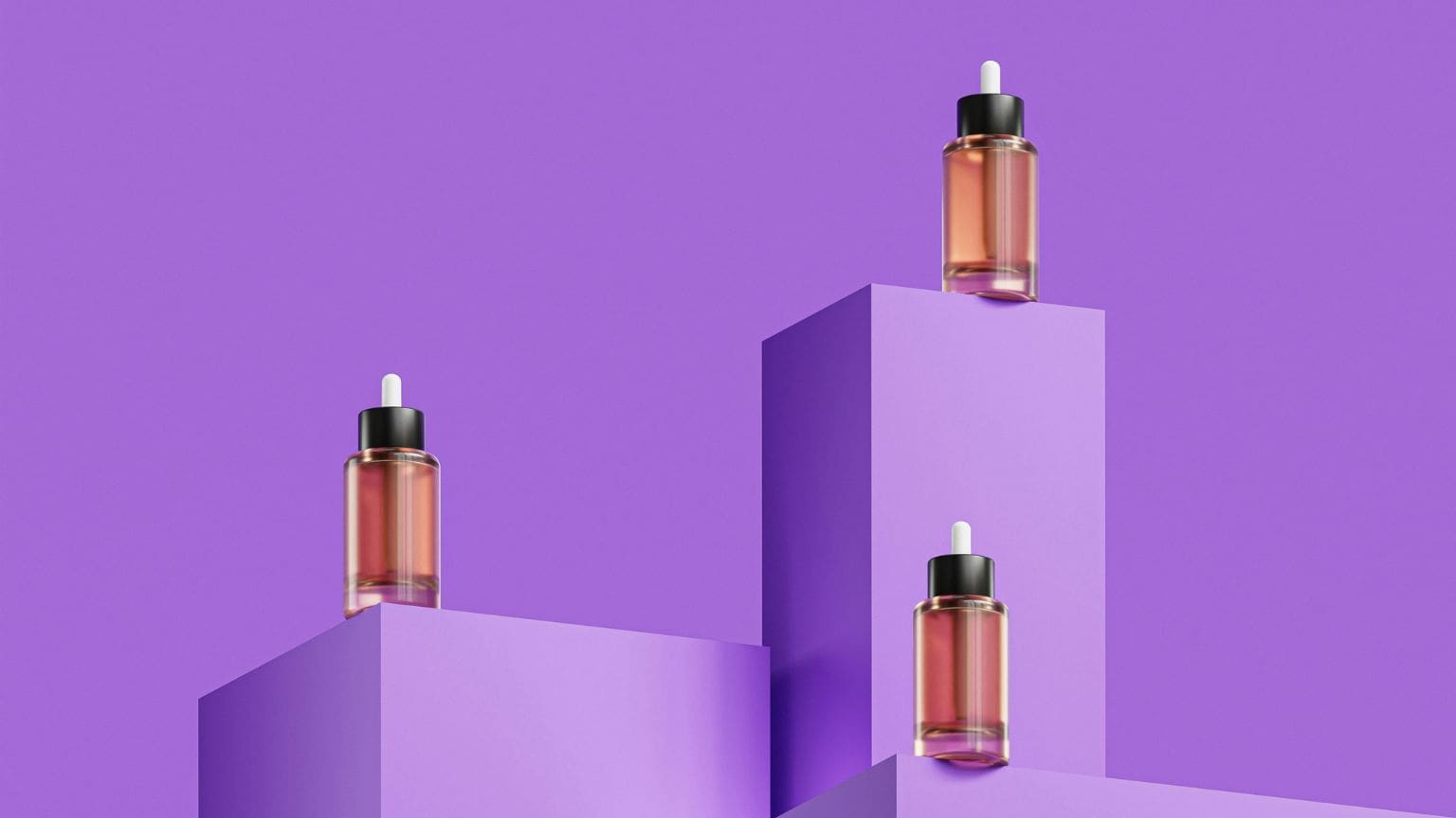 3 Perfumes exhibidos sobre fondo violeta