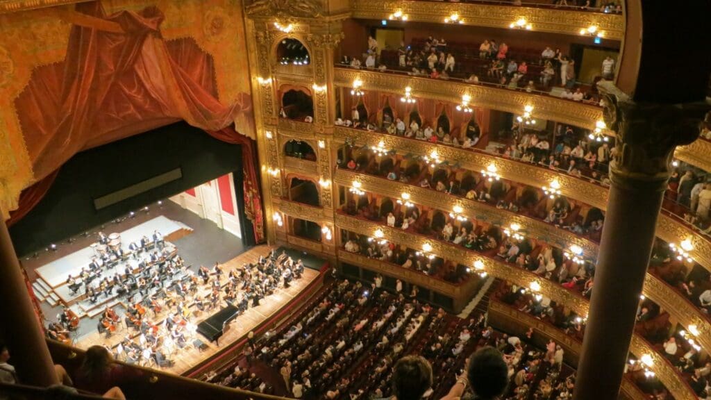 Jóvenes usando teatro