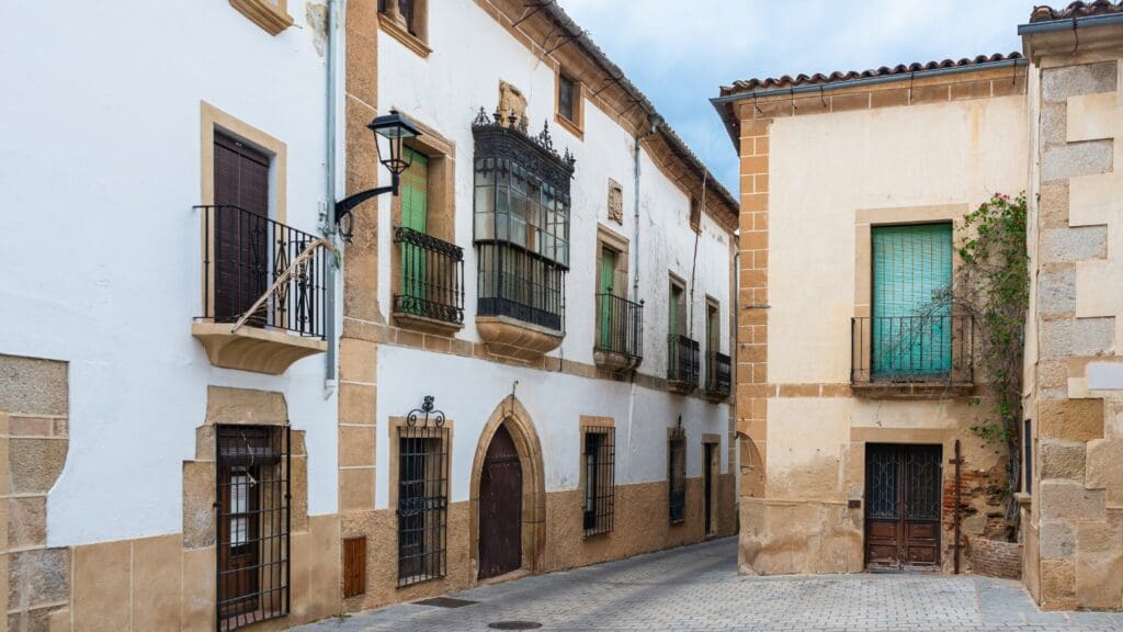 Vista de casas y apartamentos en alquiler en Cáceres y pueblos cercanos como Brozas y Aliseda. Opciones de alquiler con Acedo Inmobiliaria.