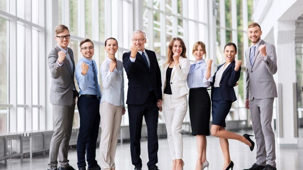 Equipo de abogados españoles destacados celebrando un caso de éxito en el tribunal.