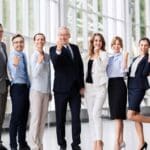 Equipo de abogados españoles destacados celebrando un caso de éxito en el tribunal.