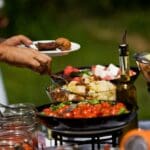 Parrillada argentina en evento corporativo con cortes de asado jugosos y guarniciones variadas.