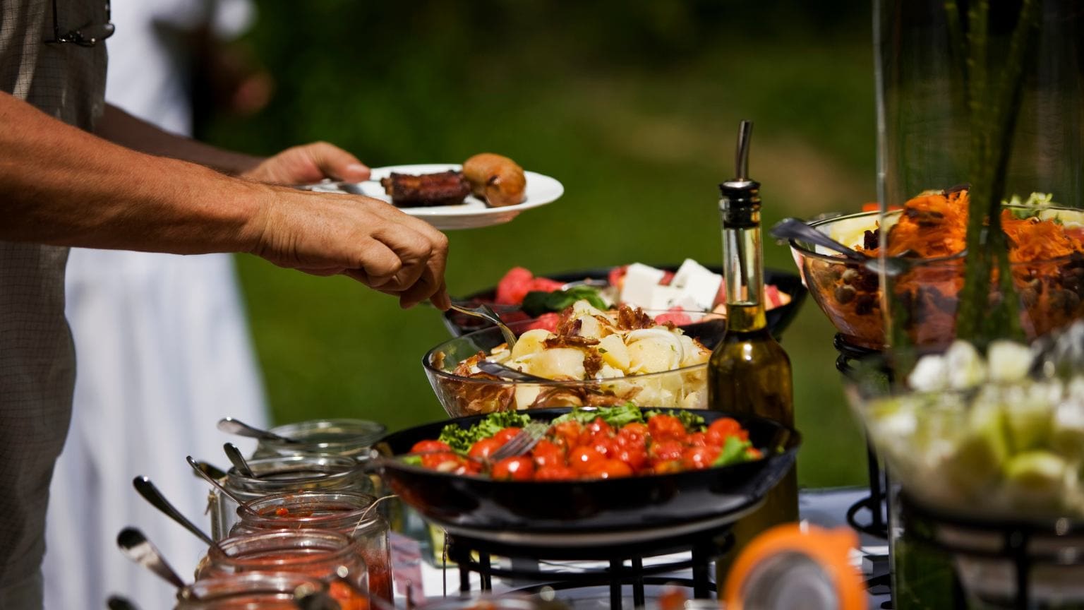 Parrillada argentina en evento corporativo con cortes de asado jugosos y guarniciones variadas.