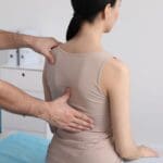 Tratamiento de osteopatía en Madrid. Terapia manual para aliviar el dolor de espalda y mejorar la salud física.