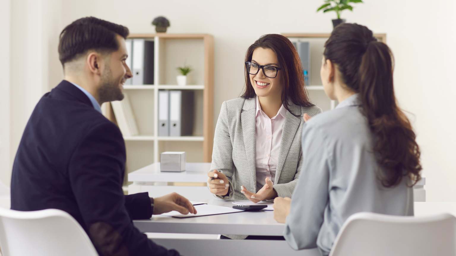 Despacho de abogados en Navalmoral ofreciendo asesoría jurídica y fiscal a empresas y particulares, revisión de documentos legales en una oficina profesional.