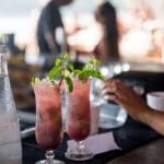 Chiringuito en la playa de Tarifa con vistas al mar y ambiente chill-out al atardecer. Cócteles y música en vivo para disfrutar frente al mar.