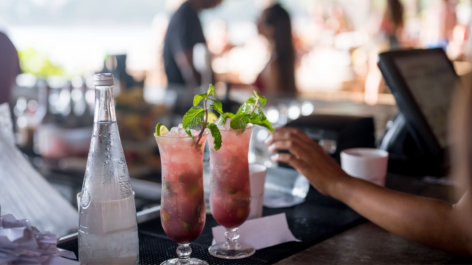 Chiringuito en la playa de Tarifa con vistas al mar y ambiente chill-out al atardecer. Cócteles y música en vivo para disfrutar frente al mar.