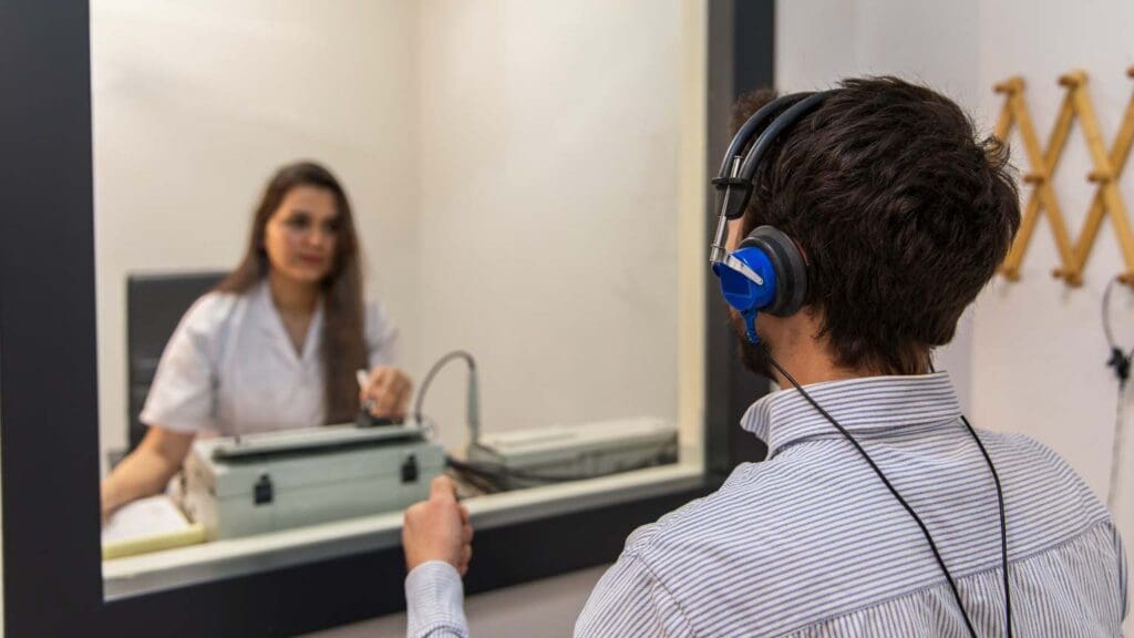 Persona recibiendo revisión auditiva y visual, destacando la importancia de la salud auditiva y visual para mejorar la calidad de vida.