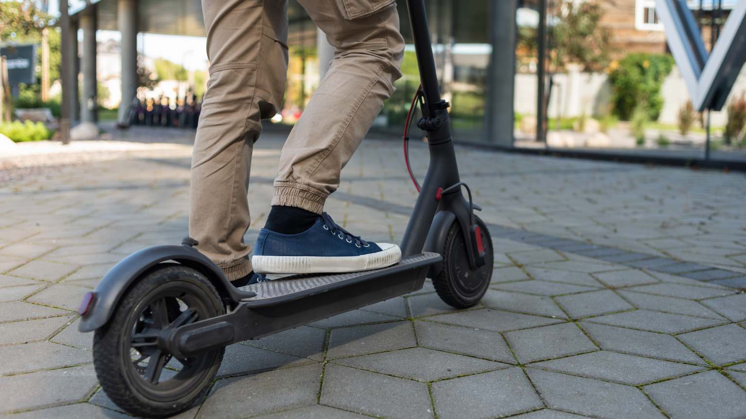 Turistas utilizando patinetes eléctricos en Mallorca, promoviendo la movilidad sostenible y el alquiler de vehículos ecológicos en la ciudad.