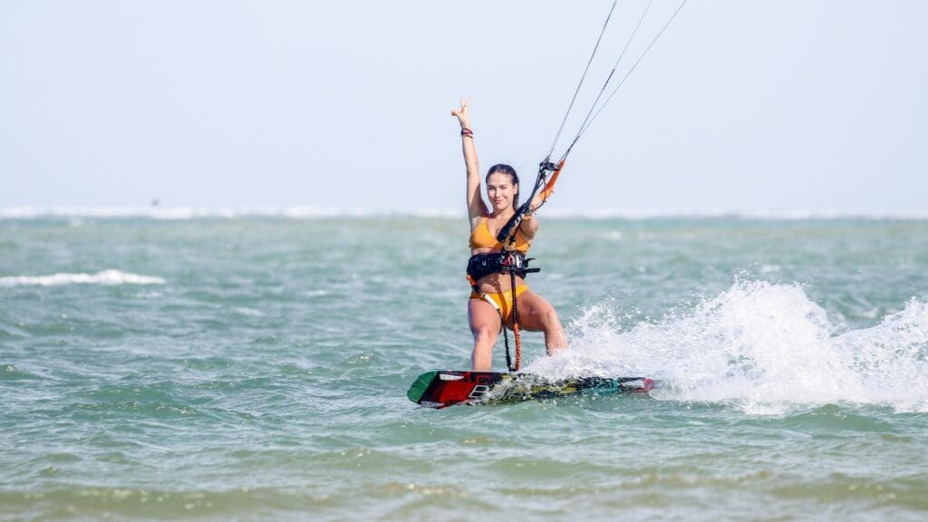 Grupo de personas practicando kitesurf en la playa de Tarifa. Ideal para aprender en un entorno natural con instructores cualificados.