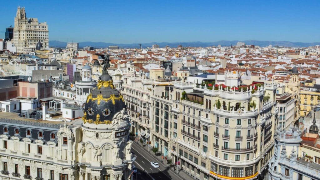 Equipo empresarial disfrutando de una actividad de team building en Madrid. Recorriendo juntos la ciudad durante un tour para mejorar la comunicación y el trabajo en equipo.