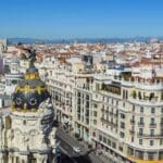 Equipo empresarial disfrutando de una actividad de team building en Madrid. Recorriendo juntos la ciudad durante un tour para mejorar la comunicación y el trabajo en equipo.