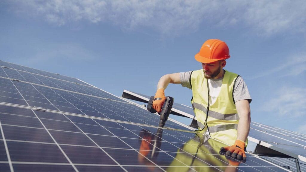 Técnico revisando instalaciones eléctricas automáticas en un hogar para mejorar la eficiencia energética y garantizar la seguridad.