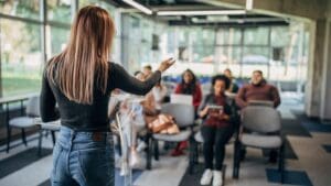 Personas en programa de coaching online y presencial, formándose en liderazgo y desarrollo personal.