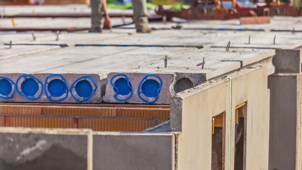 Instalación de módulos y placas prefabricadas de hormigón en una obra moderna. Soluciones rápidas y eficientes para la construcción.