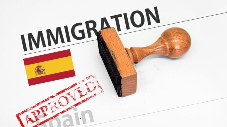 Abogado de extranjería en Málaga brindando asesoría legal a inmigrantes sobre permisos de residencia y trámites de nacionalidad en España.