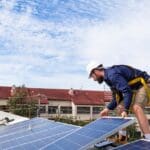 Instalación de paneles solares en un hogar en Andalucía para energía sostenible y ahorro de electricidad.