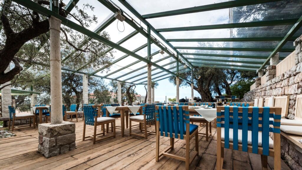 Restaurante con terraza en Valencia. Ambiente acogedor al aire libre con tapas y cócteles mediterráneos.