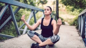 Persona practicando mindfulness al aire libre para reducir el estrés y mejorar el bienestar emocional.