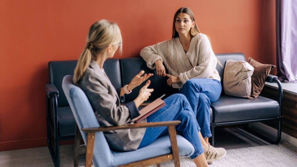 Terapeuta ofreciendo acompañamiento emocional y psicoterapia en sesión individual para mejorar la salud mental del paciente.