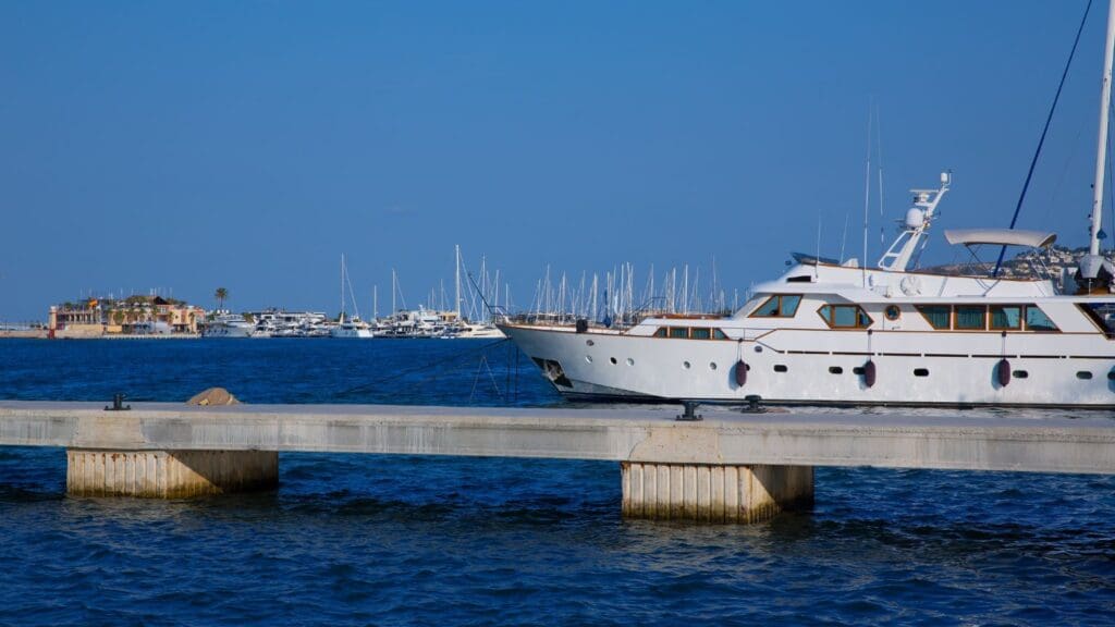 Cómo elegir la mejor cubierta y accesorios para tu barco en Valencia.