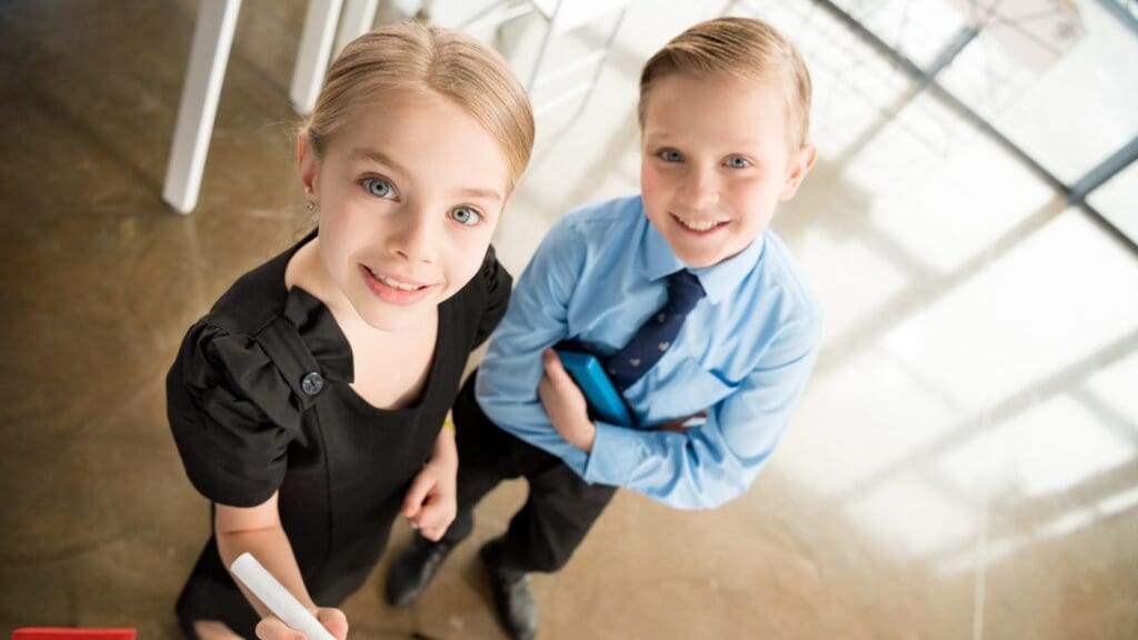 Niños con ropa de ceremonia elegante para eventos especiales.