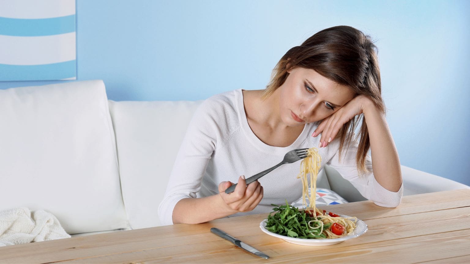 Mujer preocupada por su alimentación durante una videollamada con su psicólogo online, buscando ayuda para mejorar su relación con la comida.