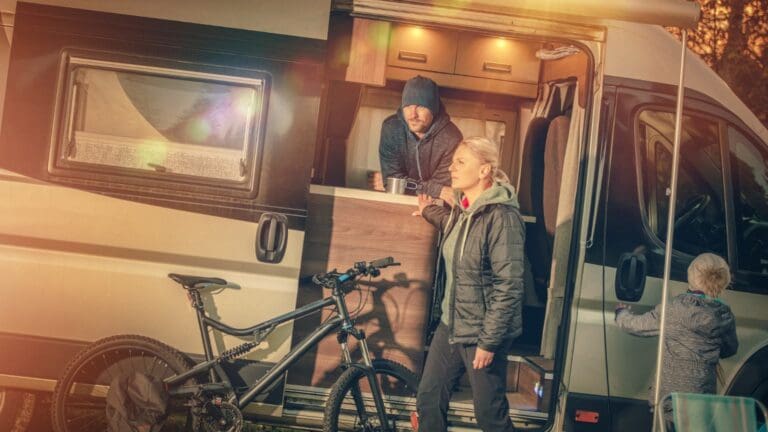 Familia viajando en autocaravana disfrutando de la libertad y comodidad del viaje.