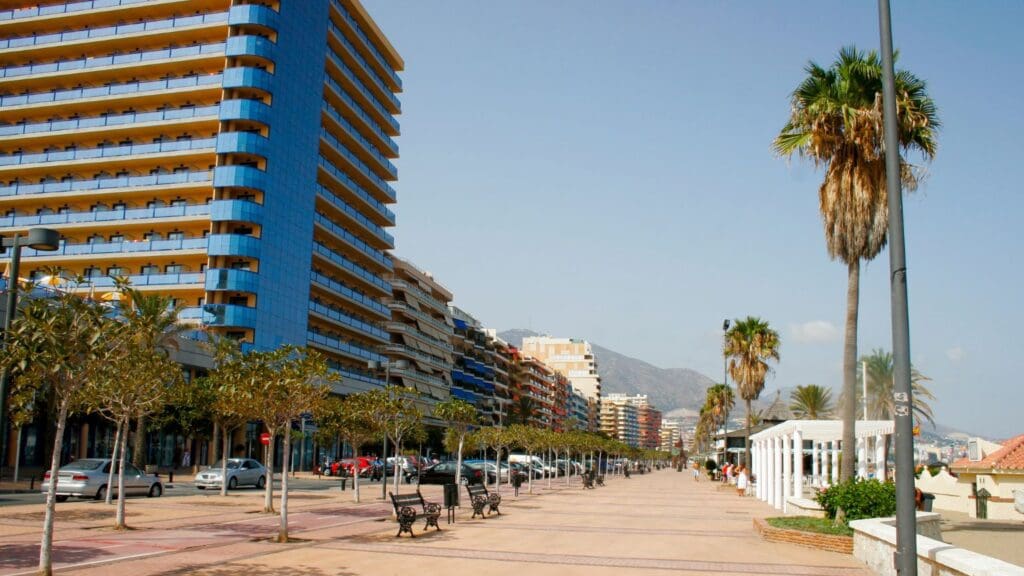 Apartamentos en Fuengirola, Mijas y Torremolinos, zonas turísticas ideales para inversión inmobiliaria en la Costa del Sol.