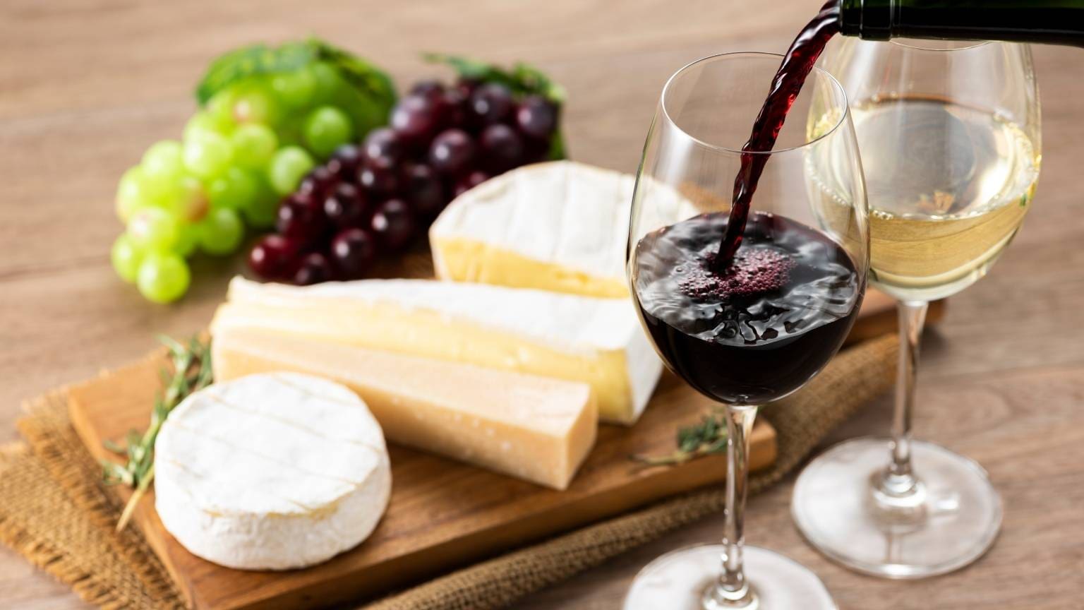 Descubre cómo maridar vinos con tus platos favoritos.