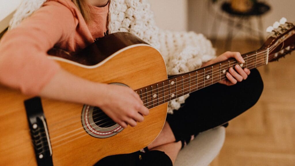 Aprende música en un entorno positivo, tocando instrumentos como piano y guitarra junto a personas de distintas edades.