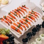 Servicio de catering saludable y sostenible en evento corporativo con opciones de alimentos frescos y nutritivos para empresas.