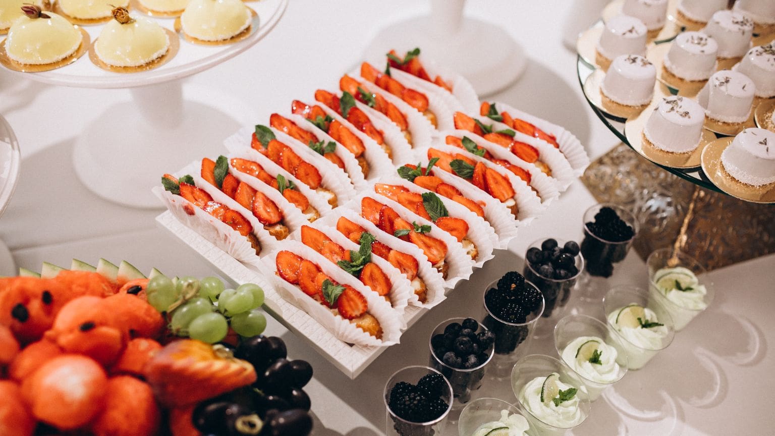 Servicio de catering saludable y sostenible en evento corporativo con opciones de alimentos frescos y nutritivos para empresas.