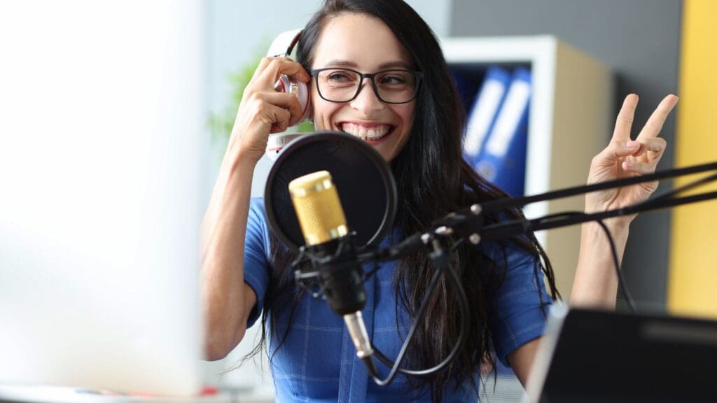 Actor de doblaje grabando voz en un estudio profesional, usando equipo especializado para doblaje y voz en off.