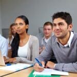 Estudiantes de diseño en clase práctica. Formación en diseño gráfico e interiorismo con enfoque profesional y flexible