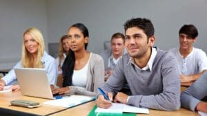 Estudiantes de diseño en clase práctica. Formación en diseño gráfico e interiorismo con enfoque profesional y flexible