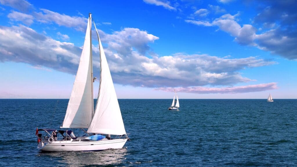 Velero navegando por la costa de Barcelona en un día soleado. Ideal para explorar y relajarse en el mar.