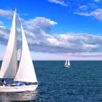 Velero navegando por la costa de Barcelona en un día soleado. Ideal para explorar y relajarse en el mar.