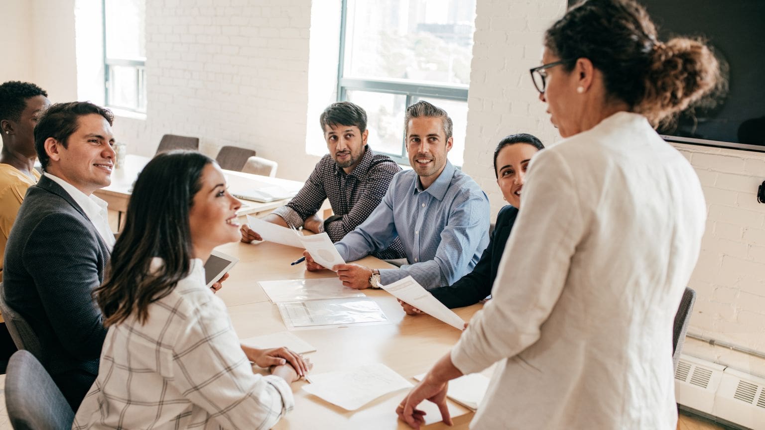 Equipo de trabajo desarrollando soft skills como la comunicación y el liderazgo, clave para el crecimiento organizacional.