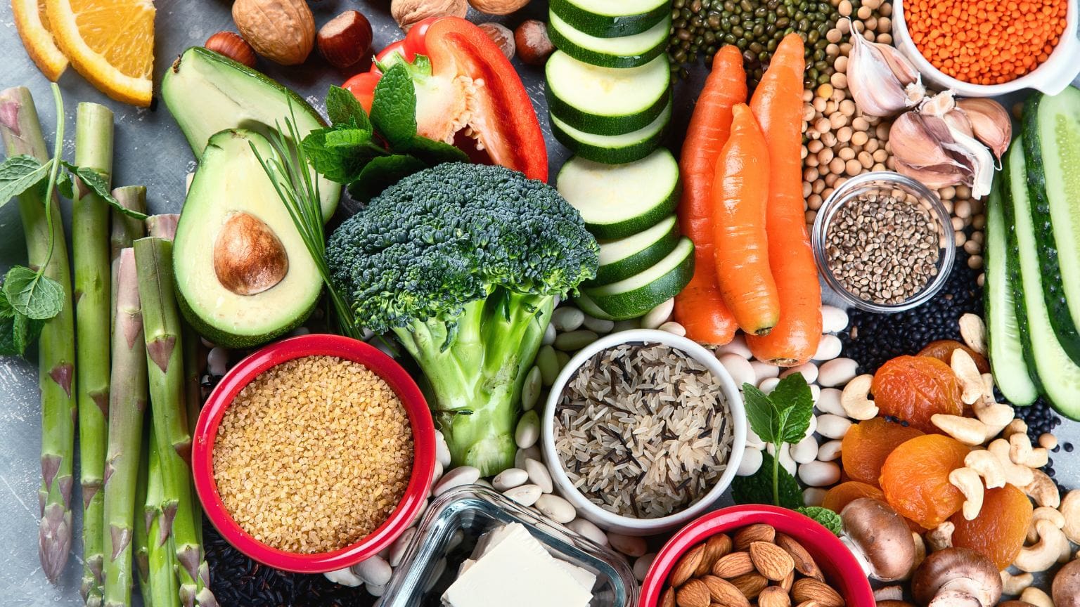 Verduras y frutas frescas, representando los beneficios de una dieta basada en plantas para la salud y el bienestar.